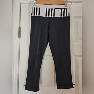 Lululemon Athletica Women's Blue and White 3/4 Leggings Size 6